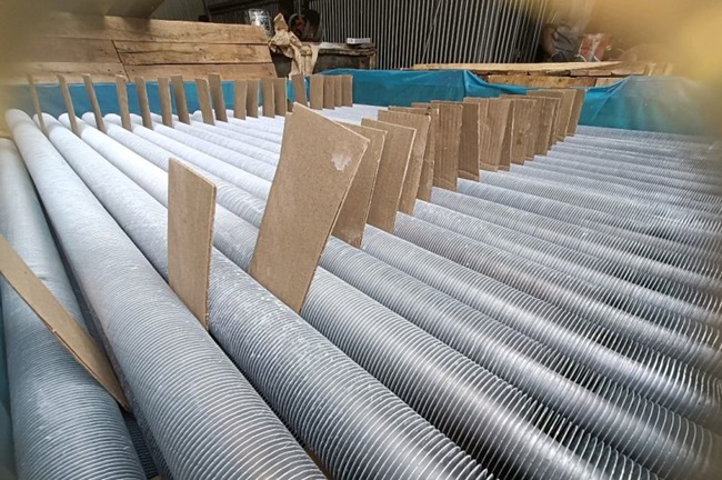 Ứng dụng của ống tản nhiệt cánh nhôm Với các ống tản nhiệt cánh nhôm được thiết kế, chế tạo theo những tiêu chuẩn và yêu cầu khắt khe nên nó có nhiều ưu điểm như:  Sản phẩm cho khả năng tản nhiệt cực tốt Sản xuất theo nhiều kích cỡ khác nhau, đáp ứng được nhu cầu riêng của từng khách hàng. Số lượng cánh nhôm nhiều hơn hẳn so với các ống tản nhiệt thông thường: có khoảng 385 cánh/1m ống so với 320 cánh/1m ống. Cùng với đó là độ chính xác cao, có thể thu được diện tích truyền nhiệt lớn hơn. Hiệu suất hoạt động của ống nhôm tản nhiệt cao, giúp tiết kiệm được đến 20% nhiên liệu, thời gian khi sấy gỗ được rút ngắn hơn. Với những ưu điểm vượt trội trên, hiện nay ống tản nhiệt cánh nhôm được ứng dụng trong nhiều thiết bị, công nghệ, dây chuyền sản xuất ‘của nhiều lĩnh vực khác nhau như:  Các mục đích chính thường là tản nhiệt cho các môi chất như hơi nước, dầu truyền nhiệt, sấy nông sản đặc biệt cho lò sấy gỗ tự động. Bên cạnh đó, sản phẩm còn được ứng dụng trong lĩnh vực giặt nhuộm hoặc lĩnh vực thực phẩm, đổi nhiệt trong lò hơi như sấy không khí, bộ hâm nước.